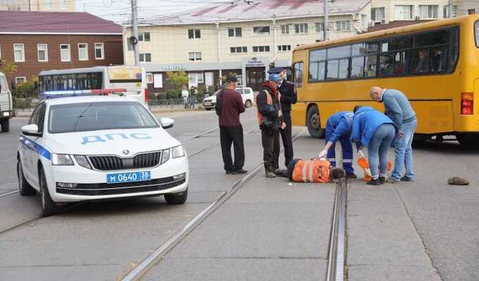 На Глазковском мосту в Иркутске автобус сбил мужчину